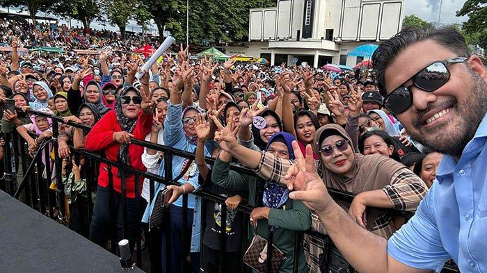 Paslon Isyak Meirobie dan Masdar Nawawi berfoto bersama Harwendro saat menghadiri kampanye akbar di halaman Gedung Nasional pada Jumat (22/11/2024).
