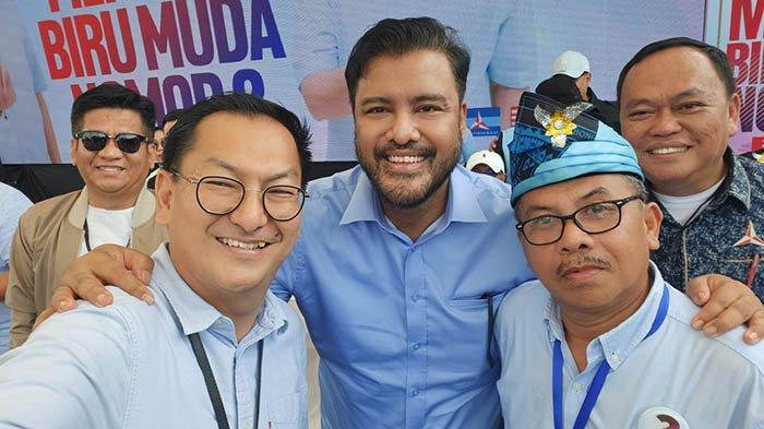 Paslon Isyak Meirobie dan Masdar Nawawi berfoto bersama Harwendro saat menghadiri kampanye akbar di halaman Gedung Nasional pada Jumat (22/11/2024).
