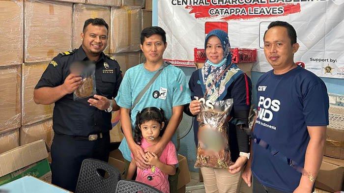 Agung Hermawan (paling kiri) bersama Lukman Nuhung (kedua dari kiri), Direktur PT CCB.