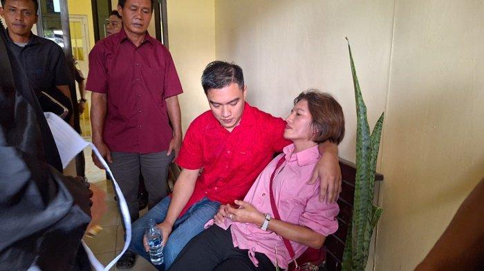 Terdakwa Ryan Susanto (kemeja merah) ketika bersama kedua orang tuanya, usai menjalani sidang di Pengadilan Negeri Pangkalpinang, Senin (2/12/2024)