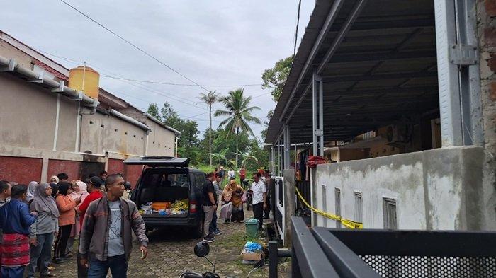 Pihak Kepolisian bersama warga ketika melakukan evakuasi terhadap warga gantung diri, di perumahan Taman Jagung 1 dan 3 RT : 01, Kelurahan Selindung Baru, Kecamatan Taman Sari Kota Pangkalpinang, Kamis (5/12/2024)