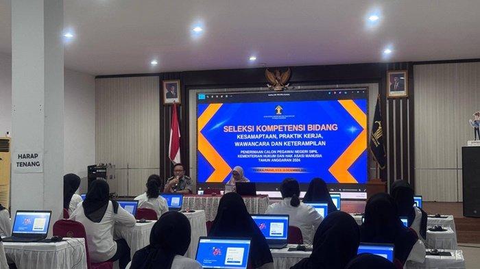 Peserta Seleksi CPNS Kemenkumham Babel saat mengikuti rangkaian tes Seleksi Kompetensi Bidang