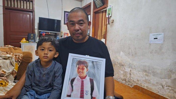 Yanto (baju hitam) orang tua pasien RSUD Depati Hamzah Pangkalpinang, saat ditemui Bangkapos di kediamannya di Desa Terak, Kecamatan Simpang Katis, Kabupaten Bateng,
