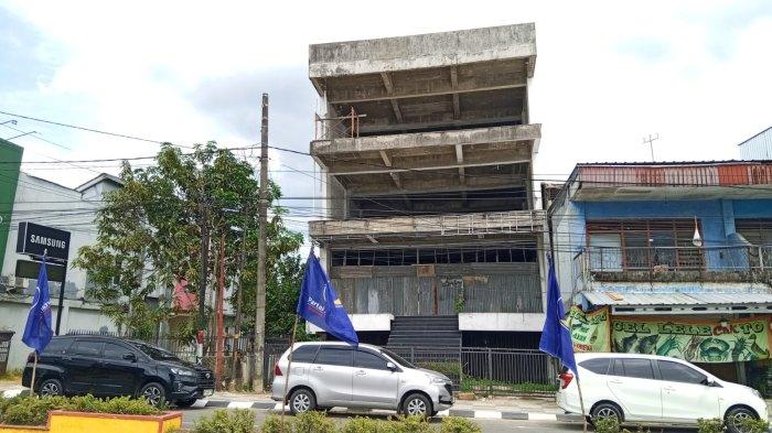 Bangunan di Jalan Sudirman Pangkalpiniang ini dinyatakan miring lebih dari setengah meter atau tepatnya, 60 cm. - Kondisi bangunan gedung yang mangkrak di kawasan Jalan Sudirman Pangkalpinang