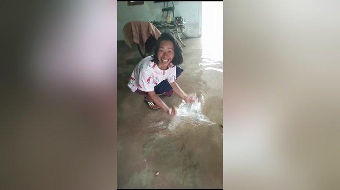 Banjir Rob merendam sejumlah rumah yang ada di Kelurahan Tanjung, Kecamatan Mentok, Kabupaten Bangka Barat, Provinsi Bangka Belitung, pada Senin (16/12/2024) pagi. 