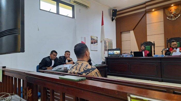 Saksi Rian (batik) ketika memberikan kesaksian diruang sidang tirta, Pengadilan Negeri Pangkalpinang,