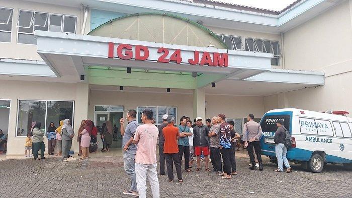 Suasana warga dan Kepala Desa Teru Kabupaten Bangka Tengah yang sedang berada di depan Rumah Sakit Primaya Kota Pangkalpinang, pada Senin (30/12/2024).