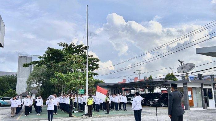 GM PLN UIW Babel, Mohammad Munief Budiman menjadi pembina upacara dalam peringatan Hari Kebangkitan Nasional ke-116 yang diikuti karyawan dan karyawati PLN Babel dihalaman kantor wilayah PLN Babel