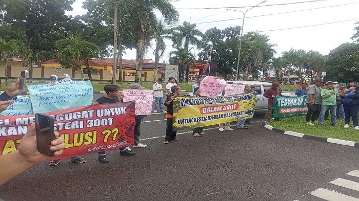 Massa Aliansi Peduli Babel Demo BPKP, protes hasil penghitungan kerugian negara kasus korupsi timah, Senin (6/1/2025).