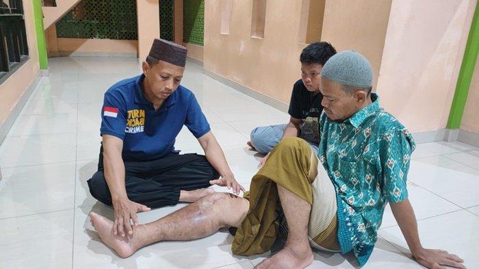 Aipda Alek Sander Bhabinkamtibmas Desa Karya Makmur Kecamatan Pemali Kabupaten Bangka saat melakukan rugiyah membantu warga.