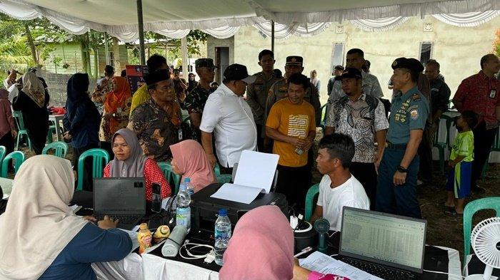 Pj Bupati Bangka M Haris dan Kapolres Bangka AKBP Toni Sarjaka saat kegiatan program Bujang Kampong di Desa Banyu Asin Kecamatan Riausilip Kabupaten Bangka Kamis (9/1/2024).