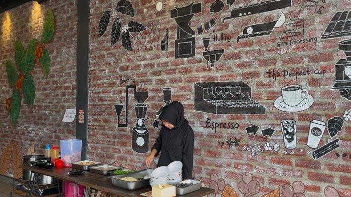 Konsumen saat mengambil menu prasmanan yang disajikan Bakso Joget di Pangkalpinang.