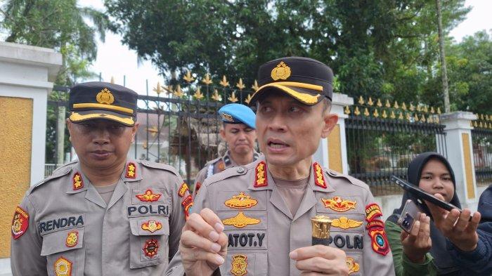 Kapolresta Pangkalpinang Kombes Pol Gatot Yulianto, didampingi Wakapolresta ketika ditemui usai apel deklarasi penolakan geng motor di Alun-alun Kota Pangkalpinang.