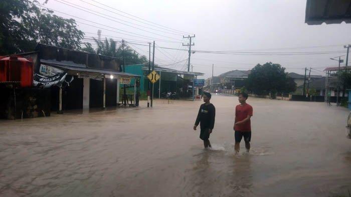 Banjir terjadi di Desa Sinar Manik, Kecamatan Jebus, Kabupaten Bangka Barat, Sabtu (18/1/2025).