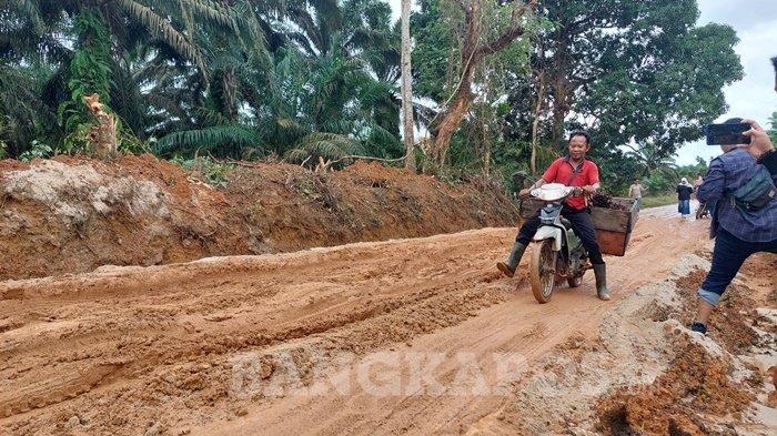 Kendaraan bermotor saat melintasi jalan rusak di perbatasan Desa Delas dan Desa Nyelanding, Kecamatan Airgegas, Minggu (19/1/2025). Kondisi jalan berlumpur dan berlubang membuat kendaraan harus berjalan merayap agar tidak tergelincir. (Bangkapos.com/Cepi Marlianto)