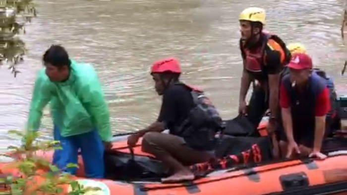 Petugas gabungan mengevakuasi jenazah lelaki yang sempat diterkam buaya di Sungai Cerucuk, Kecamatan Badau, Kabupaten Belitung, pada Senin (20/1/2025).