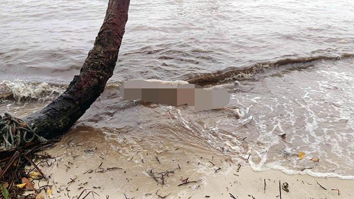 Sebuah kardus menutupi jenazah laki-laki terdampar di pinggir Pantai Desa Pulau Seliu pada Selasa (21/1/2025).