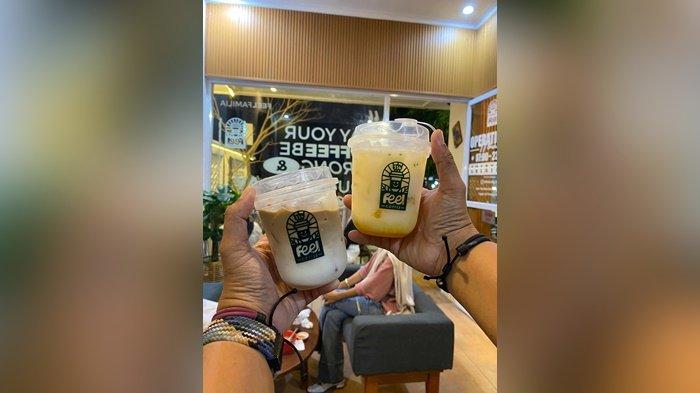 Aneka menu kopi di Feel Coffee di Jalan H. Abdullah Addari, Linggar Jati, Kota Pangkalpinang, dan suasana nongkrong di Feel Coffee, Sabtu (25/1/2025).