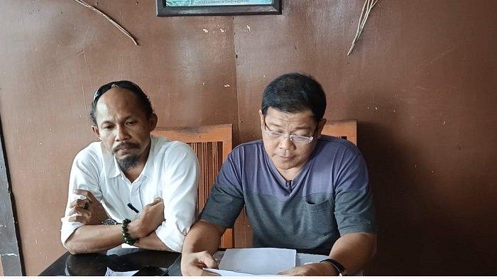 PERMOHONAN MAAF -- Arif Masman didampingi Kuasa Hukumnya Wandi. Arif Masman menyampaikan permohonan maaf kepada Ketua DPC Hanura Kabupaten Belitung Hendra Pramono atas pemberitaan di media online beberapa waktu lalu. Pemberitaan tersebut terkait tudingan kepada Hendra Pramono atas dugaan penipuan dan penggelapan sejumlah uangnya untuk kepentingan pencalonan Pilkada Serentak 2024.