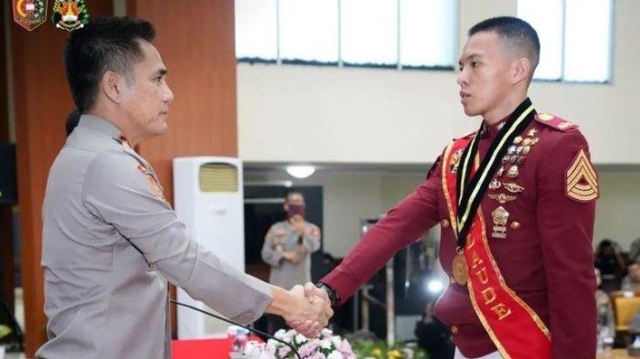Gubernur Akpol Irjen Krisno Halomoan Siregar saat memberi selamat kepada Theodore Gomgom Octofarrel De Fatima peraih Adhi Makayasa Akpol 2024.