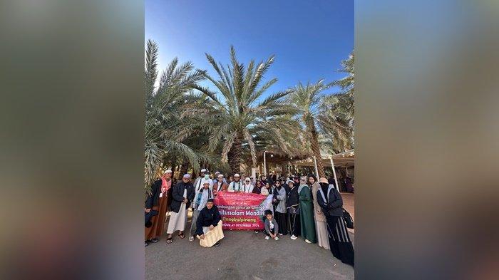 FOTO BERSAMA -- Para Jemaah Umroh yang melaksanakan ibadah umroh melalui jasa Travel Umroh Baitussalam Mandiri Bangka Belitung. meski minat masyarakat untuk beribadah tetap tinggi, pelaku bisnis travel umroh di Bangka Belitung mengakui bahwa tahun ini terjadi sedikit penurunan jumlah jemaah dibandingkan tahun-tahun sebelumnya.