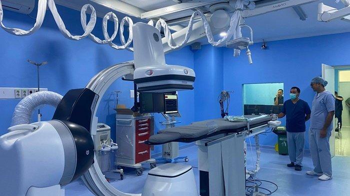 KESIAPAN ALAT -- Tim medis RSUD Depati Hamzah Kota Pangkalpinang memeriksa kesiapan peralatan di ruang Cath Lab (Catheterization Laboratory) untuk melakukan tindakan perdana Neurointervensi dengan prosedur Cerebral Digital Subtraction Angiography (DSA), Jumat (31/1/2025).