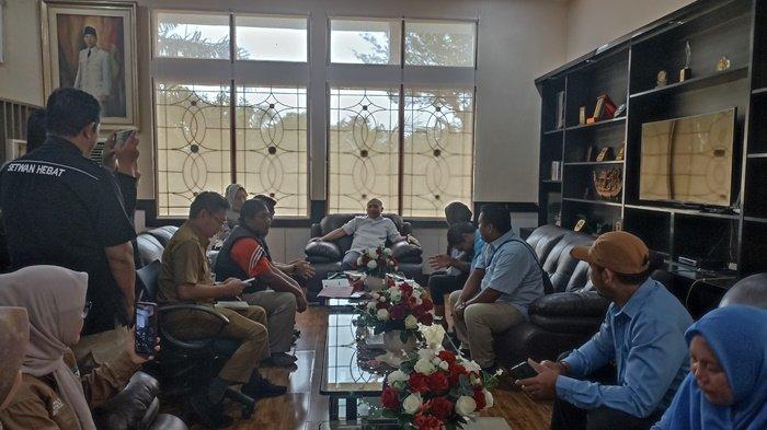 Puluhan honorer dari Pemerintah Provinsi (Pemprov) Bangka Belitung dan Kota Pangkalpinang mendatangi ruang kerja Ketua DPRD Provinsi Bangka Belitung, Senin (3/2/2025).