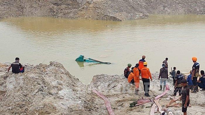 KECELAKAAN TAMBANG PASIR TIMAH - Tim SAR gabungan ketika melakukan evakuasi korban kecelakaan tambang pasir timah di Desa Kepoh, Kecamatan Toboali, Senin (3/2/2025). Satu orang pemilik tambang menjadi korban, dua unit alat berat ikut tertimbun.