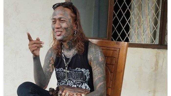 KISAH PENDETA - Agus Sutikno, pendeta jalanan di Semarang, Jawa Tengah. Saat ditemui Kompas.com, Rabu (18/12/2024),