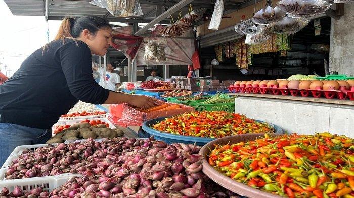 JUAL BELI BUMBU -- Masyarakat saat melakukan aktivitas jual beli bumbu dapur di pasar Air Itam Pangkalpinang, Jumat (7/2/2025). Pantauan Bangkapos.com, Jumat (7/2/2025), harga komoditi seperti cabai rawit mencapai Rp90 ribu per kilogram, cabai merah Rp70 ribu per kilogram, dan wortel Rp30 ribu per kilogram.