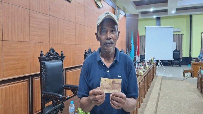 FOTO MASA KECIL -- Busriadi (52) menunjukkan foto masa kecil di rumah bedeng, Senin (10/2/2025). Busriadi, satu di antara beberapa masyarakat Desa Kebintik yang terancam tidak punya tempat tinggal ikut mengadu ke DPRD Bangka Tengah. Rumah bedeng milik perusahaan tambang plat merah yang selama ini dihuni oleh Busriadi secara inkrah diputuskan pengadilan telah beralih kepemilikan.
