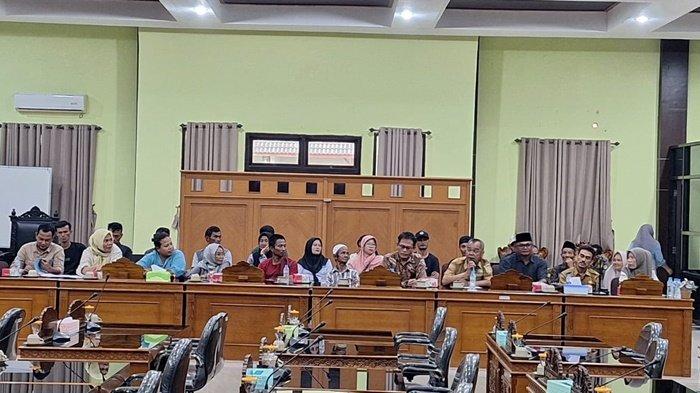 MASYARAKAT MENGADU -- Sekelompok masyarakat Desa Kebintik mengadu ke DPRD Bangka Tengah tentang rasa khawatir akan tergusur dan tidak punya tempat tinggal karena sengketa rumah bedeng, Senin (10/2/2025).