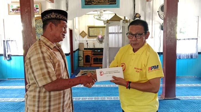 SERAHKAN BANTUAN -- Sekretaris Yayasan Sijuk Bersama Ruspandi menyerahkan bantuan dari Klenteng Sijuk kepada pengurus Masjid Al Ikhlas Sijuk pada Kamis (13/2/2025).