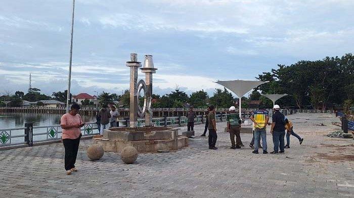 Kepala Dinas PUPR Kabupaten Belitung Timur, Idwan Fikri dan jajaran saat meninjau Situ Kulong Minyak di Kecamatan Manggar, Kabupaten Belitung Timur, Provinsi Kepulauan Bangka Belitung