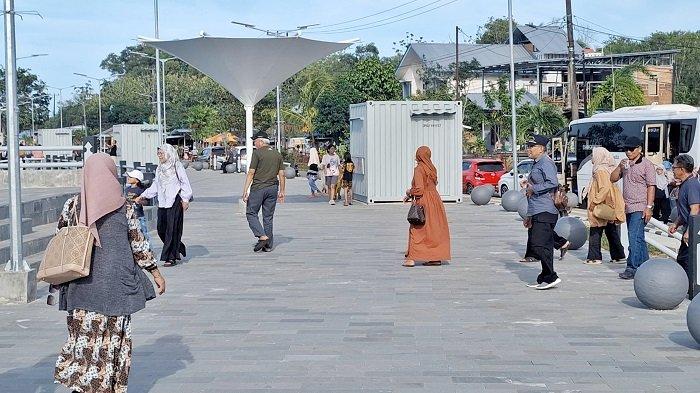 WISATA SKM MANGGAR - Masyarakat berkunjung ke Situ Kulong Minyak, Manggar, Belitung Timur, Provinsi Kepulauan Bangka Belitung.