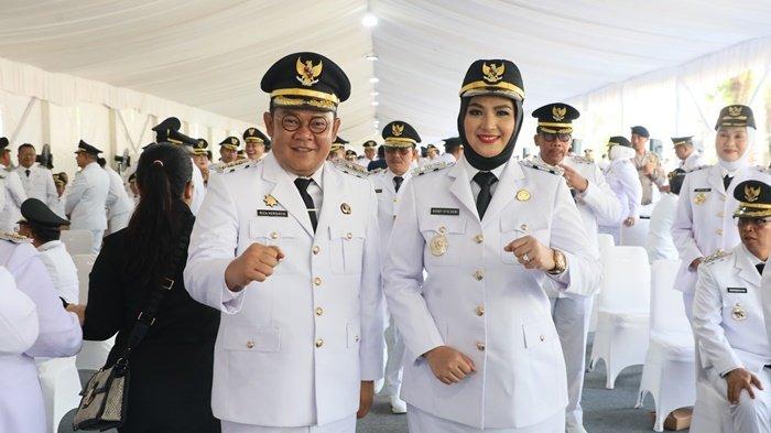 RESMI DILANTIK -- Bupati Bangka Selatan, Riza Herdavid dan Wakil Bupati Bangka Selatan, Debby Vita Dewi. Keduanya resmi dilantik menjadi Bupati dan Wakil Bupati Bangka Selatan, Kepulauan Bangka Belitung. Keduanya dilantik langsung oleh Presiden Republik Indonesia, Prabowo Subianto di Istana Negara, Jakarta, Kamis (20/2/2025).