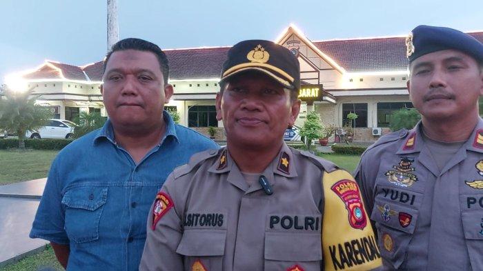 Kabag Ops Polres Bangka Barat, Kompol Surtan Sitorus menjelaskan penyebab warga datang ke Polres Bangka Barat, karena meminta rekan mereka yang diamankan dilepas polisi, Kamis (20/2/2025).