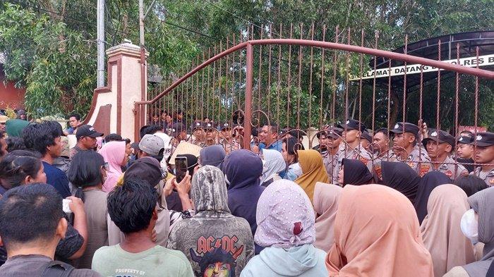 UNJUK RASA KANTOR POLRES - Puluhan warga dari Desa Mayang, Kecamatan Mentok, Kabupaten Bangka Barat, Provinsi Bangka Belitung melakukan aksi unjuk rasa di depan kantor Polres Bangka Barat, Kamis (20/2/2025) sore.
