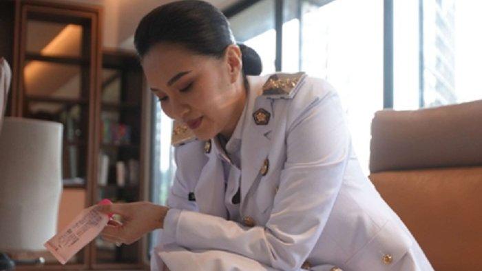 GUBERNUR TERKAYA -- Gubernur Maluku Utara, Sherly Tjoanda berpose setelah diwawancara KOMPAS.com di kawasan Menteng, Jakarta Pusat, Kamis (20/2/2025).