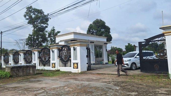 AKTIVITAS -- Aktivitas di kediaman pribadi calon Gubernur Bangka Belitung nomor urut 2 Hidayat Arsani, jelang keluarnya putusan MK soal gugatan Pemilihan Gubernur Bangka Belitung tahun 2024 pada Senin (24/2/2025).  