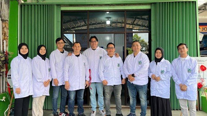 GRAND OPENING -- CV Aquatech Lab Indonesia (Atlantis) resmi membuka laboratorium independen pertama di Kota Pangkalpinang, Senin (24/2/2025). Kehadiran Atlantis menjadi pilihan baru bagi industri tambak di Bangka Belitung, khususnya dalam pengecekan kualitas air dan deteksi penyakit pada udang secara cepat dan akurat.