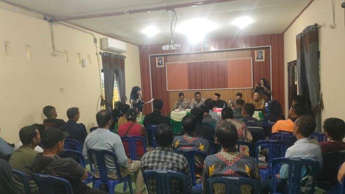 MUSDES -- Masyarakat di Desa Belo Laut, Kecamatan Mentok, Kabupaten Bangka Barat, melakukan musdes dengan mendatangi kantor Desa Belo Laut, pada Selasa (25/2/2025). Tujuan kedatangan mereka terkait wilayah hutan, yang masuk dalam konsensi Hutan Tanaman Industri (HTI) PT BRS di Kabupaten Bangka Barat.