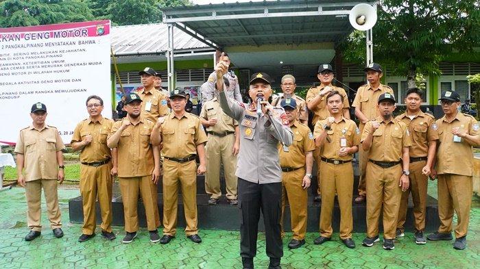 TOLAK GENG MOTOR -- Kapolda Babel Irjen Pol Hendro Pandowo, ketika melakukan deklarasi penolakkan geng motor di SMAN2 Pangkalpinang dan di Mapolda Babel beberapa waktu lalu, (Ist Polda).