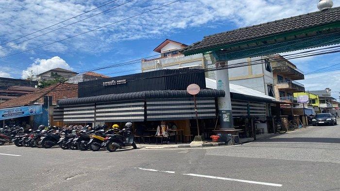 PASAR MAMBO -- Kawasan Pasar Mambo Pangkalpinang, yang kini ramai dipadati warung-warung kopi, Senin (2/6/2025). Kawasan Pasar Mambo kini tak hanya dikenal sebagai pusat perdagangan, tetapi juga telah menjelma menjadi salah satu jantung budaya ngopi di Pangkalpinang. Hampir setiap sudutnya kini dipadati warung kopi, memunculkan julukan baru, kawasan kopi Pangkalpinang. (Bangkapos.com/Andini Dwi Hasanah)