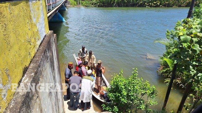 EVAKUASI -- Proses evakuasi yang dilakukan Basarnas bersama warga, terkait penemuan mayat perempuan tanpa identitas di Alur Sungai Air Bebar Selindung, Kota Pangkalpinang, Minggu (2/3/2025).