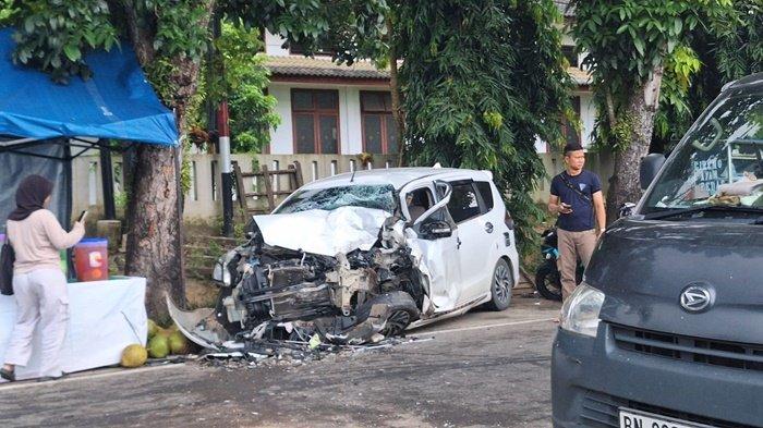 TABRAKAN -- Anggota Satlantas Polresta Pangkalpinang, saat membersihkan bekas tabrakan di Jalan Raya Selindung, Kota Pangkalpinang, Senin (3/3/2025).