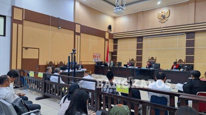 KESAKSIAN -- Erzaldi Roesman (kemeja abu-abu) dan Mursid, ketika berada di ruang sidang Garuda Pengadilan Negeri Pangkalpinang, guna memberikan kesaksian terhadap lima terdakwa kasus pemanfaatan lahan, Selasa (4/3/2025).