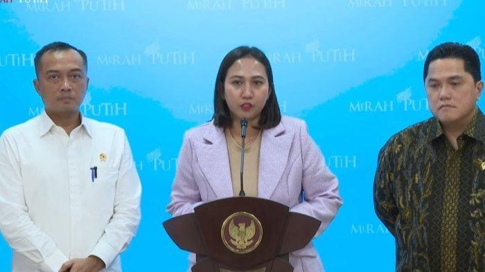 EKS KARYAWAN PT SRITEX BISA KEMBALI BEKERJA -- Perwakilan tim kurator Sritex Group, Nurma Sadikin, di acara konferensi pers bersama Menteri Sekretaris Negara Prasetyo Hadi, Menteri Ketengakerjaan Yassierli, Menteri BUMN Erick Thohir, dan Koordinator Advokasi Serikat Pekerja Sritex Group Slamet Kaswanto, Senin (3/3/2025). Sejumlah karyawan Sritex akan dipekerjakan kembali karena ada investor yang akan menyewa alat Sritex.