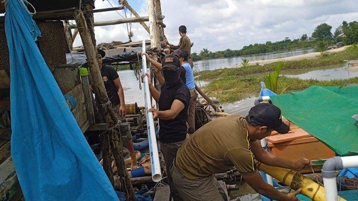 TERTIBKAN TI -- Satuan Polisi Pamong Praja (Satpol PP) Kota Pangkalpinang melakukan penertiban terhadap aktivitas tambang timah ilegal di kawasan Pangkalarang, Senin (10/3/2025). Langkah ini merupakan respons atas laporan masyarakat serta koordinasi dengan pihak Kelurahan dan Kecamatan yang menyampaikan adanya aktivitas pertambangan di wilayah tersebut.