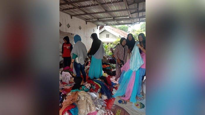 KISMIS BABEL BERBAGI-- Komunitas Emak-Emak Manies Bangka Belitung (KISMIS Babel) mengadakan berbagai kegiatan pada bulan Ramadan tahun ini. Kegiatan tersebut mulai dari pembagian takjil gratis, penjualan pakaian atau barang layak pakai kepada masyarakat umum.